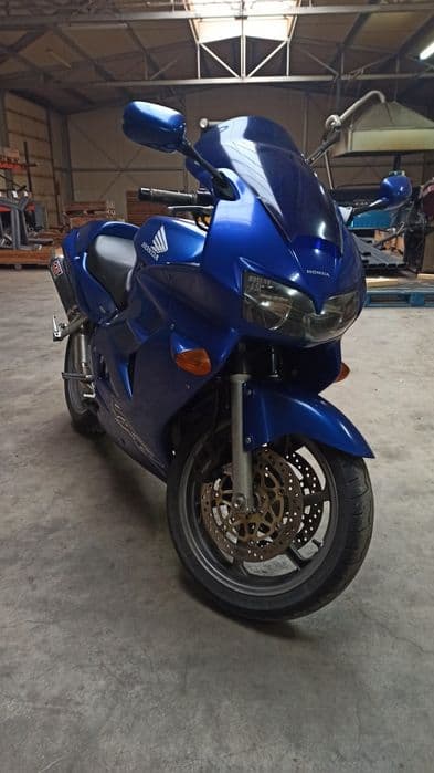 Honda VFR 800 Fi  2000r opony dot 23