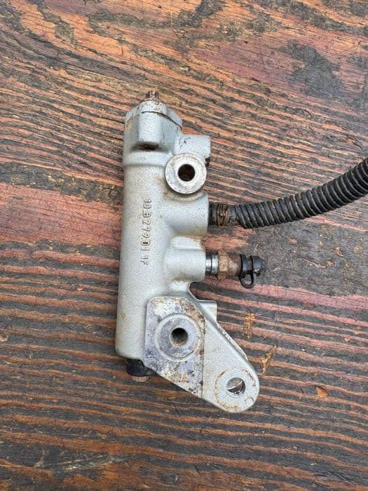 pompa hamulca tyl tylna hamulcowa BRP can am can-am outlander renegade