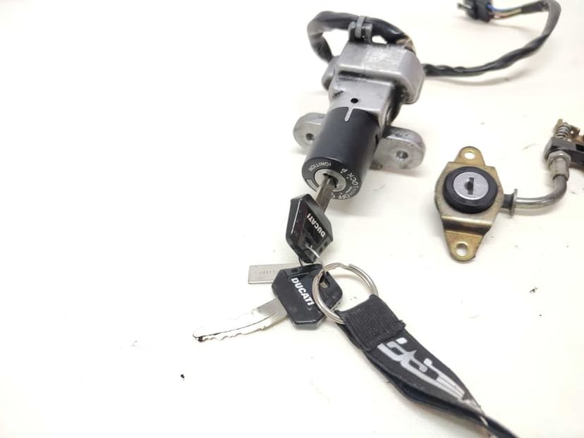 DUCATI MONSTER 750 / 620 / 600 Stacyjka Kluczyk Zamek Kanapy