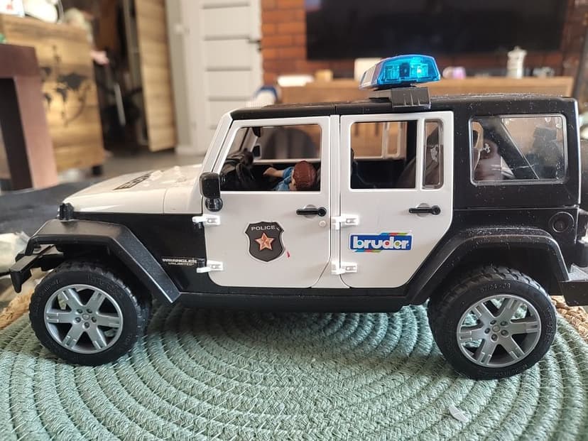 Bruder Jeep Wrangler Policja