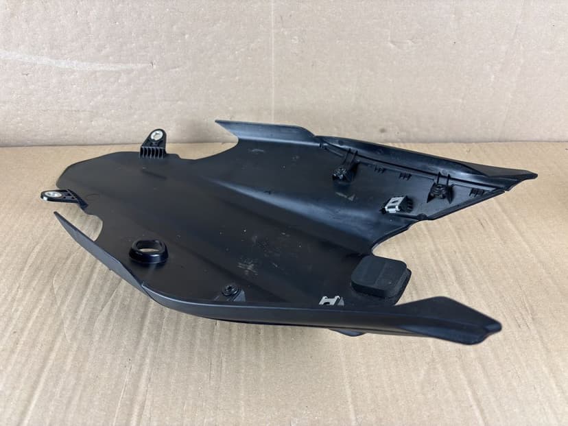 Ducati Monster 821 Wypełnienie Dolne Stelaża Tył Nadkole osłona 2016