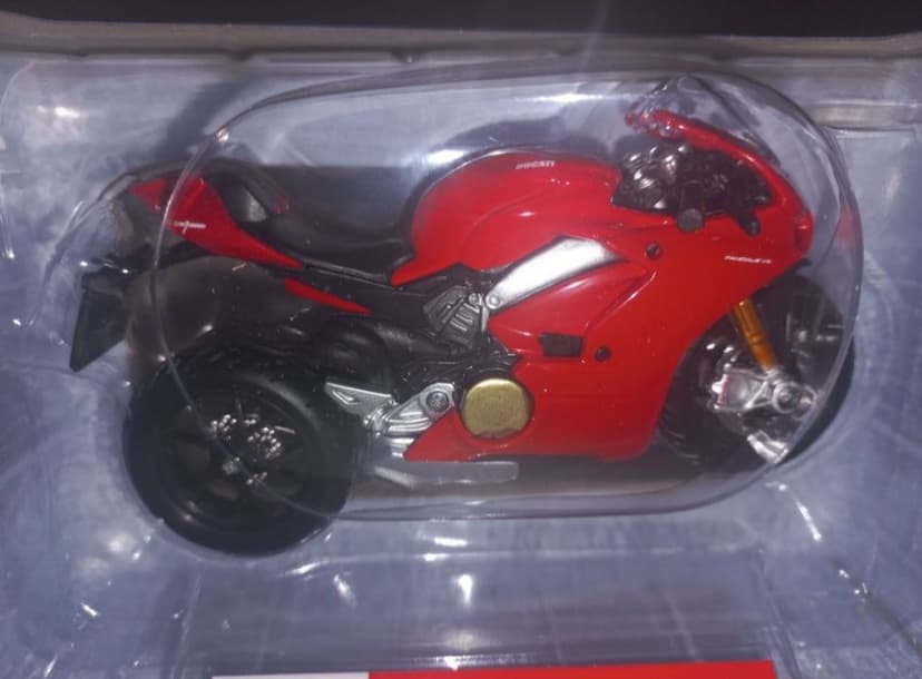 Bburago motor Ducati Panigale V4,skala 1:18.