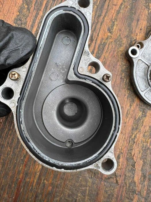 pokrywa pompy wody Suzuki LTZ 400 r 03-08 polkarter wirnika kapa dekiel
