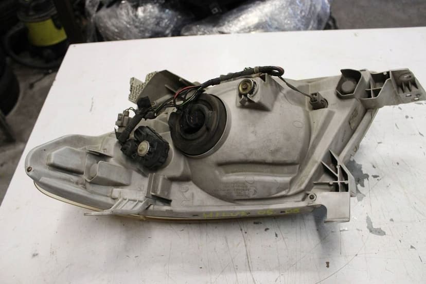 lampa prawa przednia toyota hilux 2005-2008