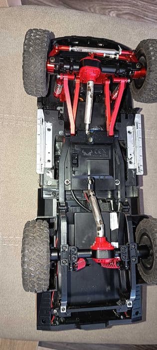 Model RC skala 1/12 TOYOTA Land Cruiser mn82