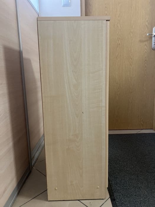 Szafka z trzema półkami