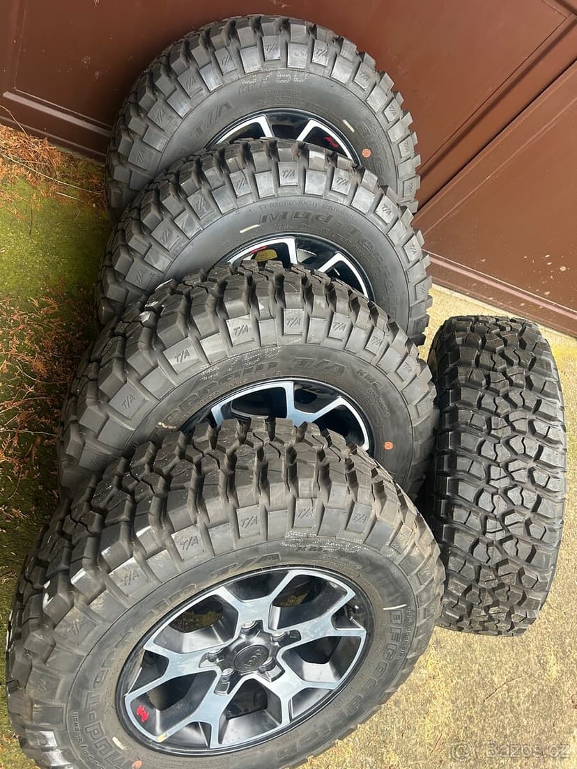 Jeep Wrangler sada alu kol r17 originální s pneu BF