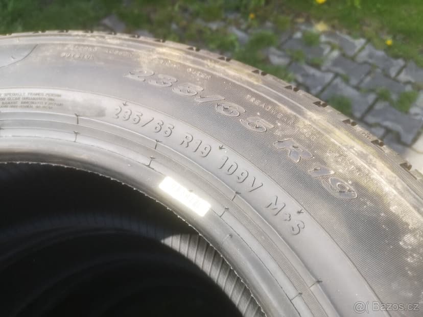 Range Rover Sport celoroční 235/65/19.