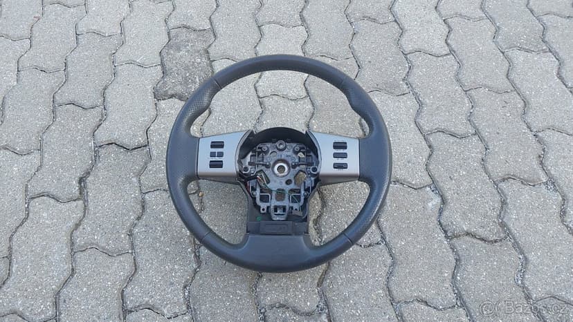 Nissan Pathfinder R51 –  Volant