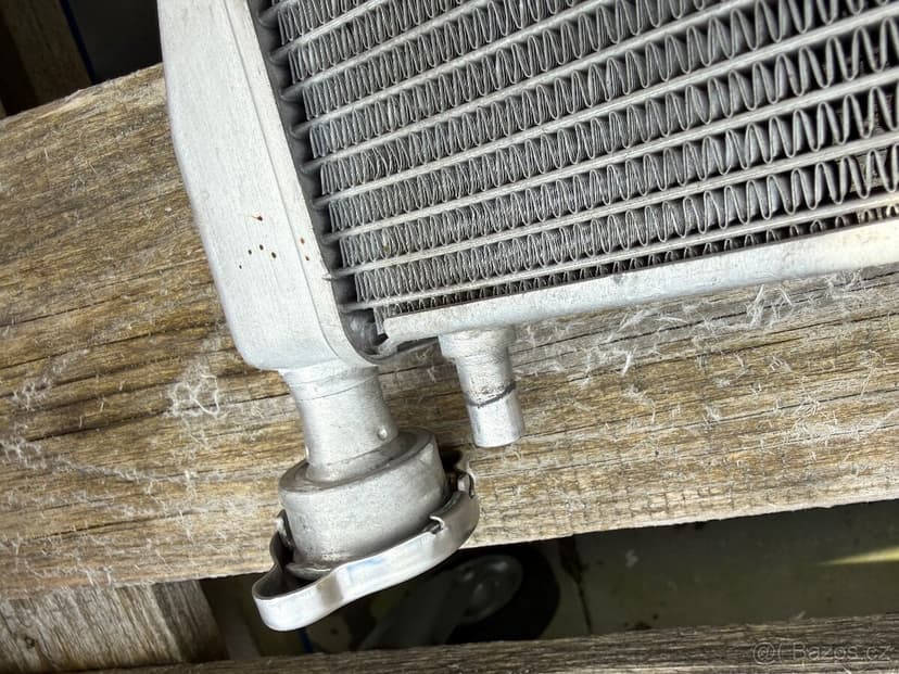 Ducati Panigale v4 chladič - netěsní