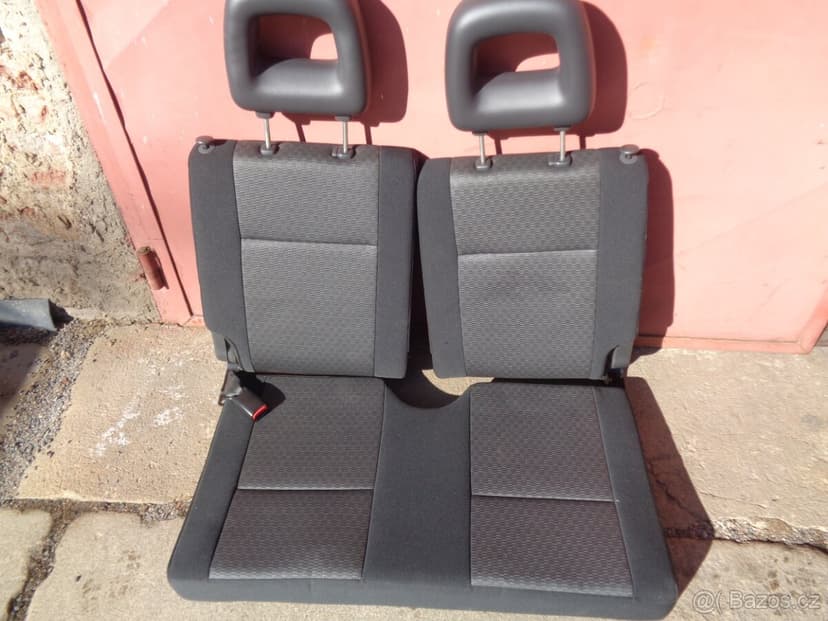 Suzuki Jimny zadní sedačky.