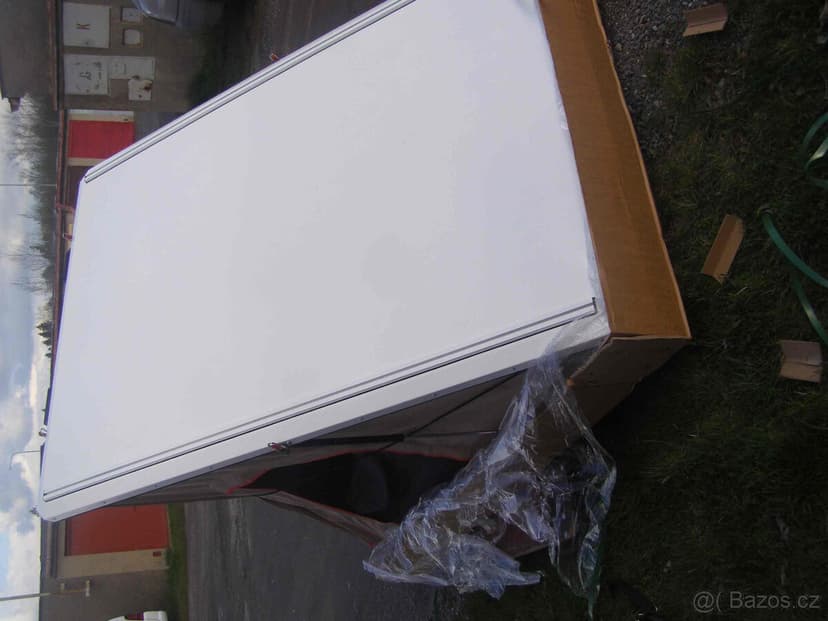 nový skořepinový střešní autostan