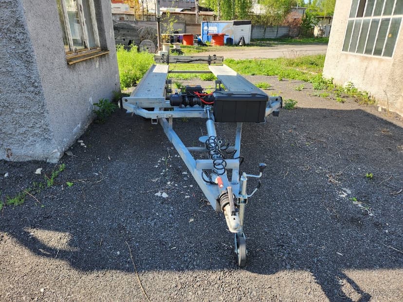 Sklápěcí vlek na automobily