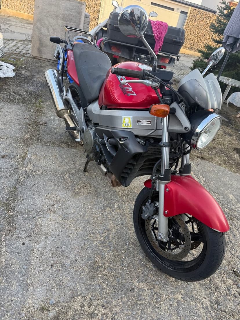 Honda CB 1100 SF, rok 2000 1137 ccm 100 kW čtyřválec červená