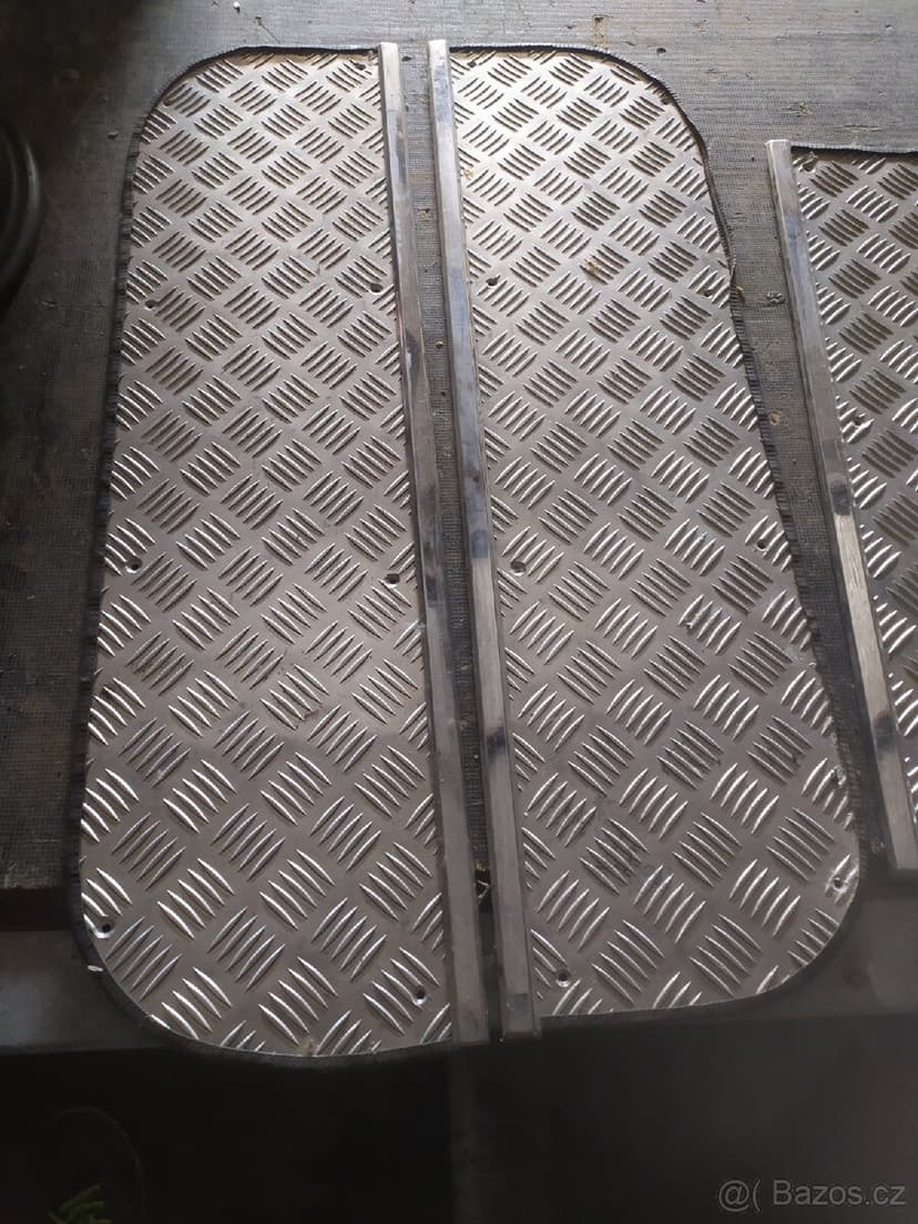 Plechy na dveře v interiéru Chevrolet Silverado