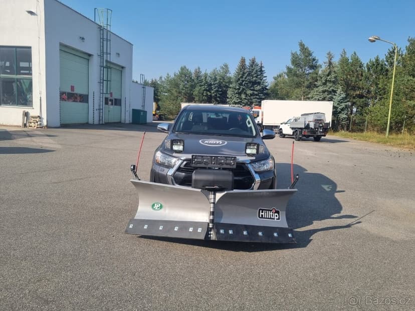 Toyota Hilux + radlice + sypač