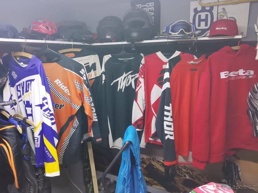 Inventura sklepa oblečení.