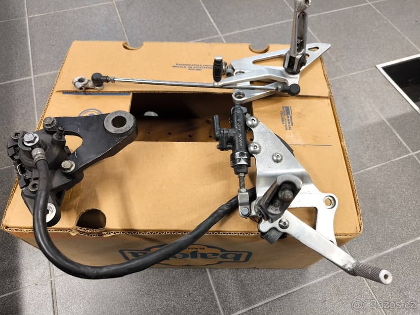 Suzuki gsxr 1100 přední stupačky