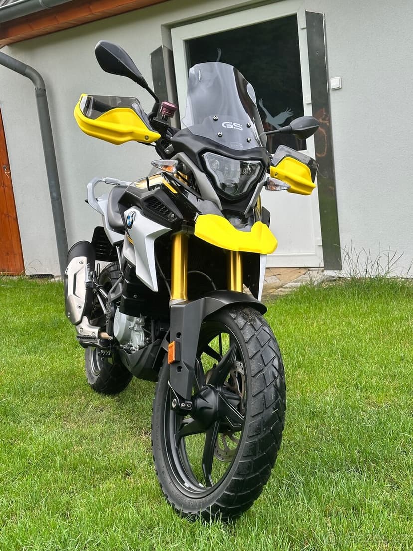 BMW G310 GS, černo žluto šedá.