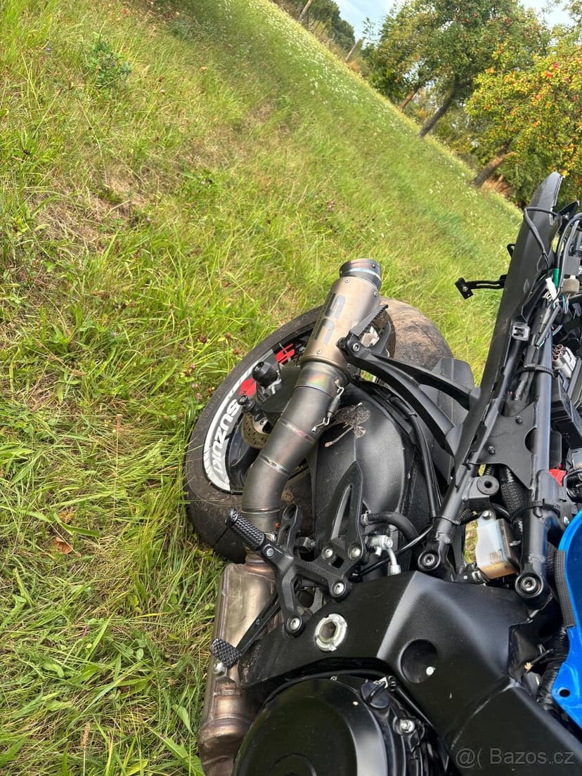 Ladeny vyfuk SC Project GP70-R s mezisvodem na Suzuki Gsx-S