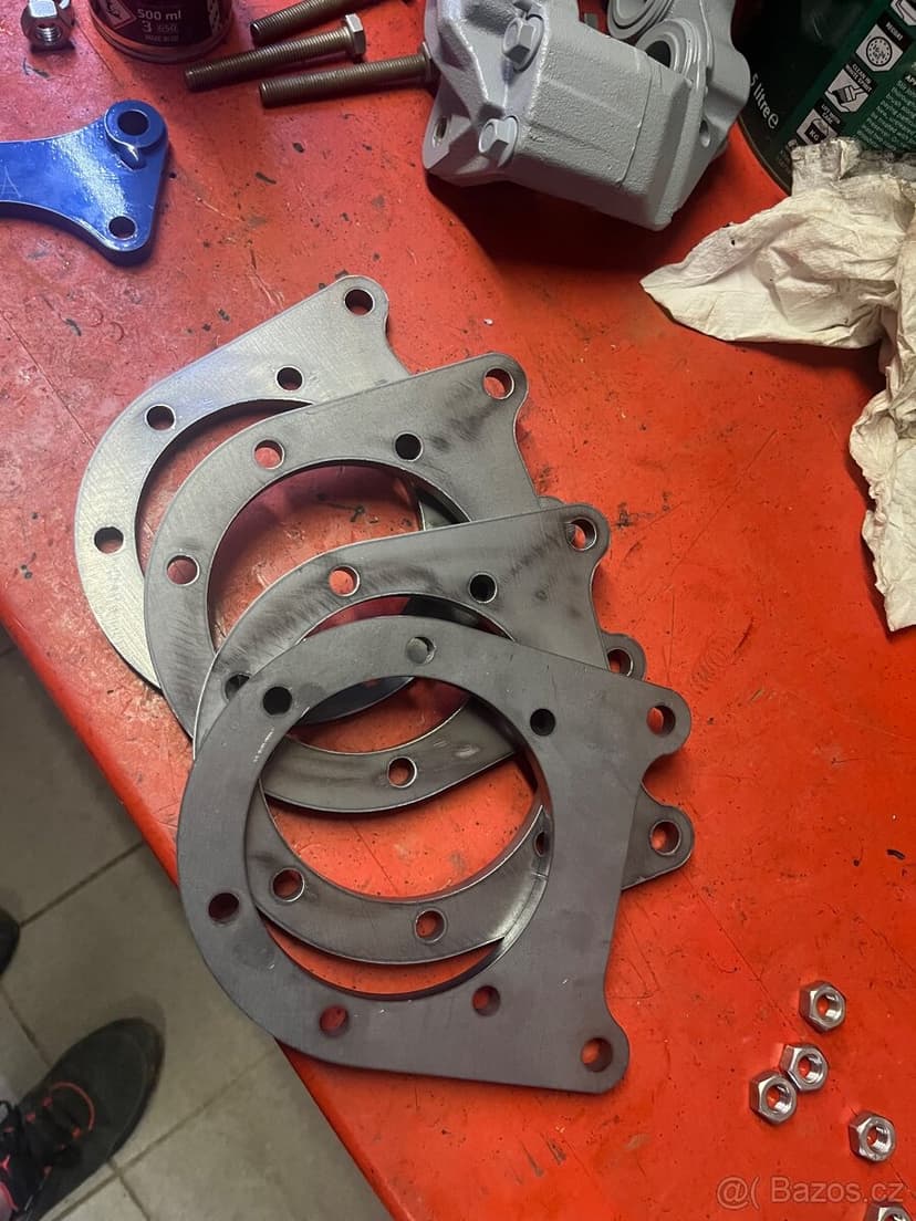 Príruba na 4-piestikové brzdy na nápravu Nissan Patrol