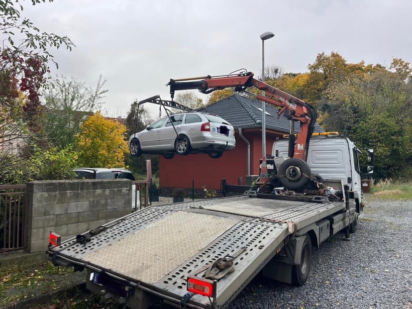 Odtahový speciál Mercedes Atego s hydraulickou rukou