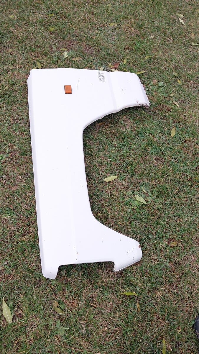 Nissan Patrol Španěl – Blatník levý přední bílý 1500kč