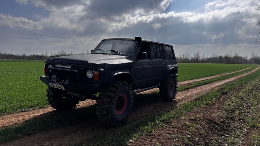 Nissan patrol y60 dily z tohoto vozu....motor uz neni