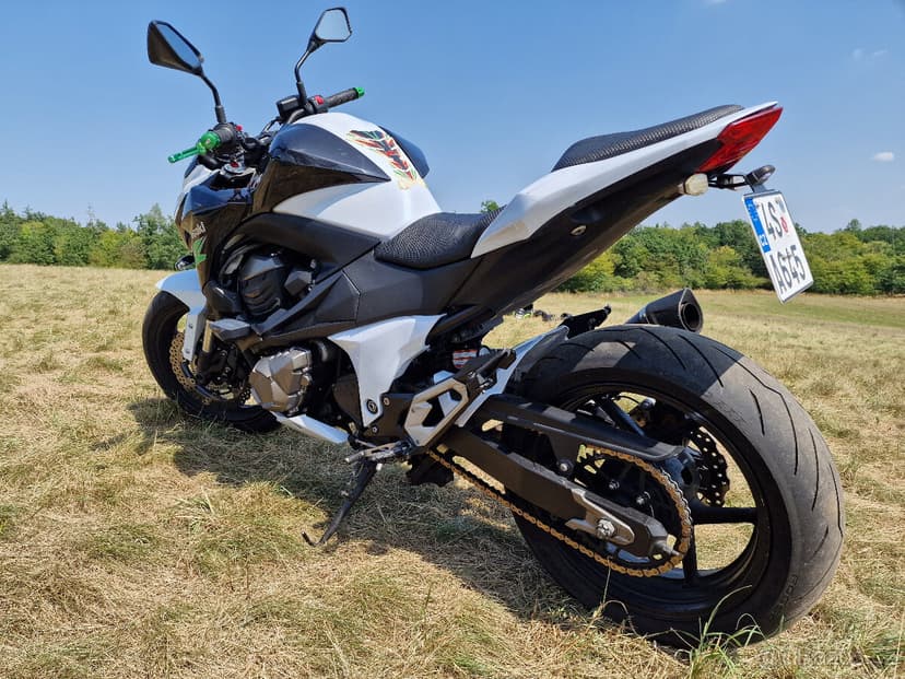 Kawasaki Z800E – 78 kW – bílá perleť + LeoVince – TOP stav