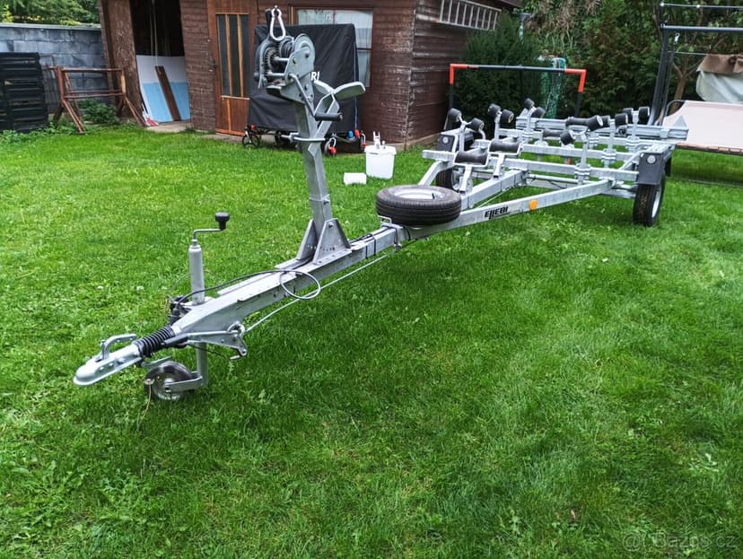 Bržděný krasný vlek pod loď