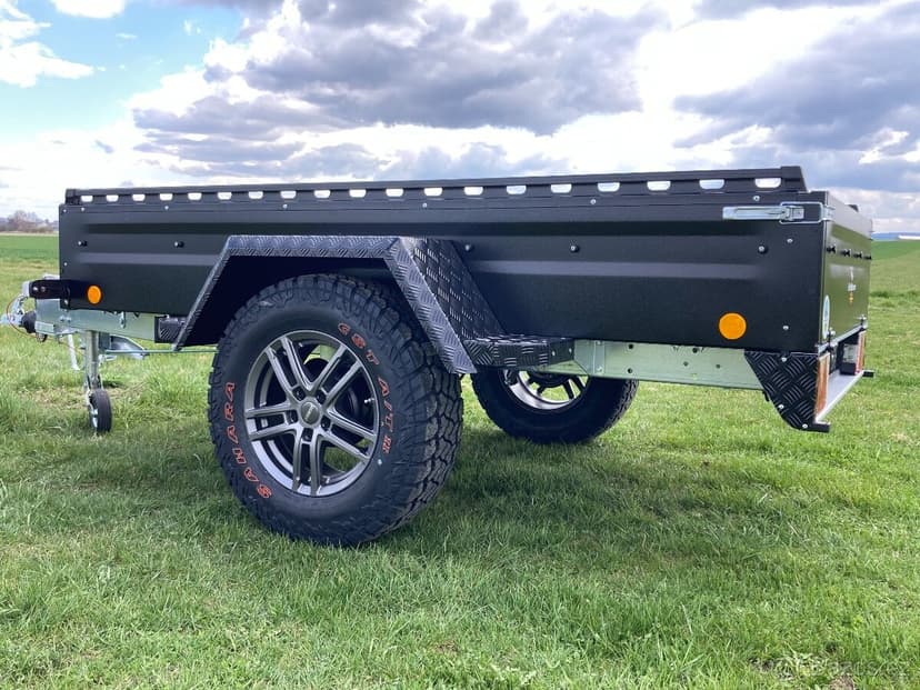 OFFROAD Přívěsný Vozík Valník BLACKOUT 1300kg TPV/Böckmann