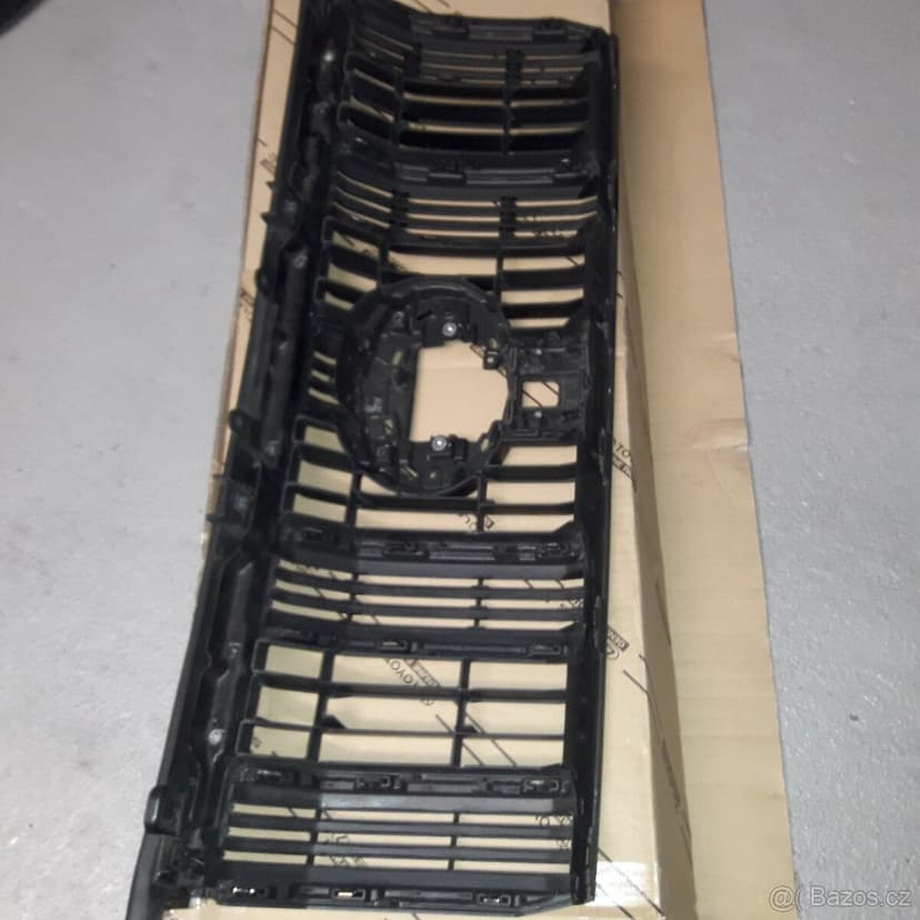 Přední maska na Toyota Land Cruiser