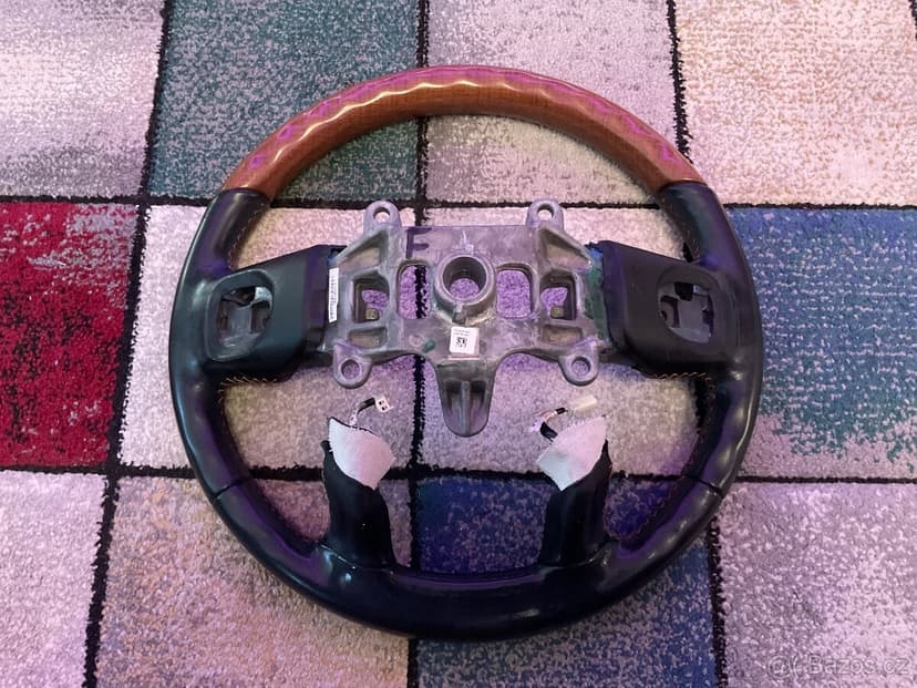 Dodge Ram 1500 - 2019 + dřevěný volant/kombinace kůže