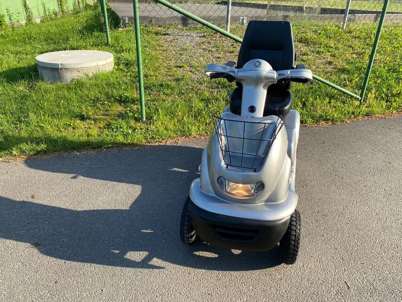 Čtyřkolový elektrický skútr pro seniory Afikim