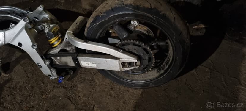 Yamaha r6 r.v 2000 náhradní díly.