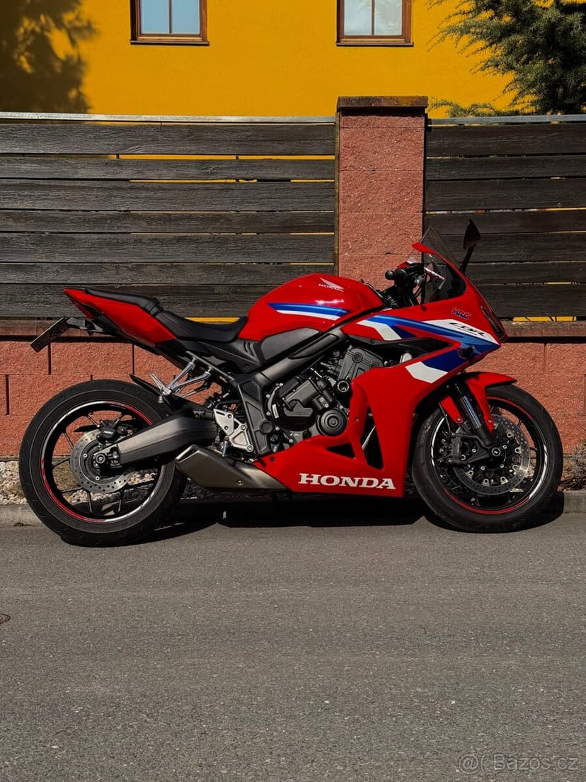 Honda CBR650R E-Clutch (2024) – 6 029 km – TOP stav, doplňky