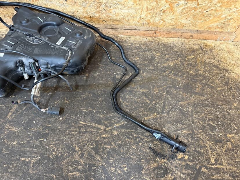 NÁDRŽ ADBLUE LAND ROVER DISCOVERY SPORT L550 GK72-5J228-A