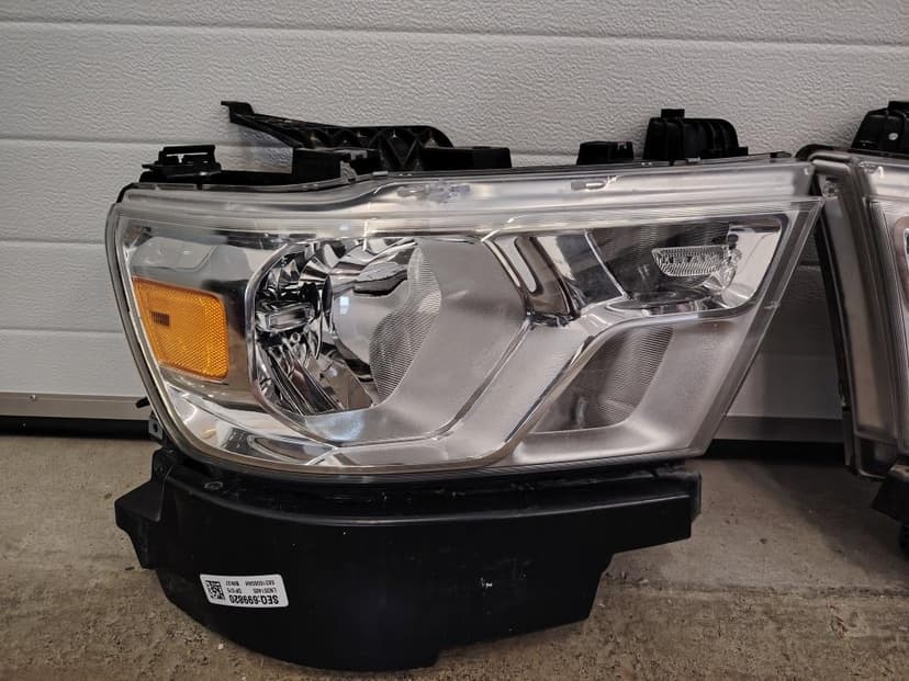Přední světla Dodge Ram 1500 5.gen