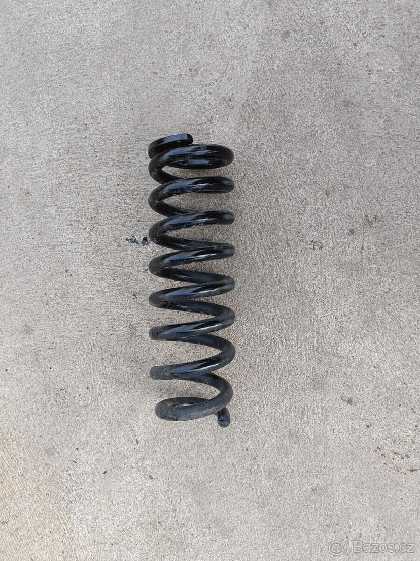 Díly na Toyotu Hilux 2023 (tlumiče, kryty)