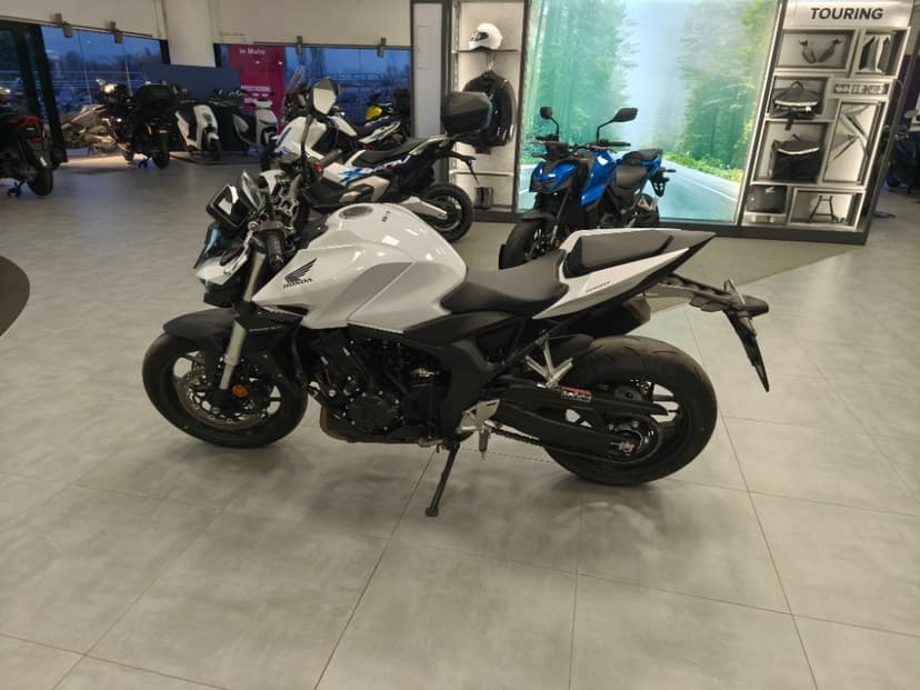 Honda CB 1000 Hornet (2025) TOP stav, 6500 km