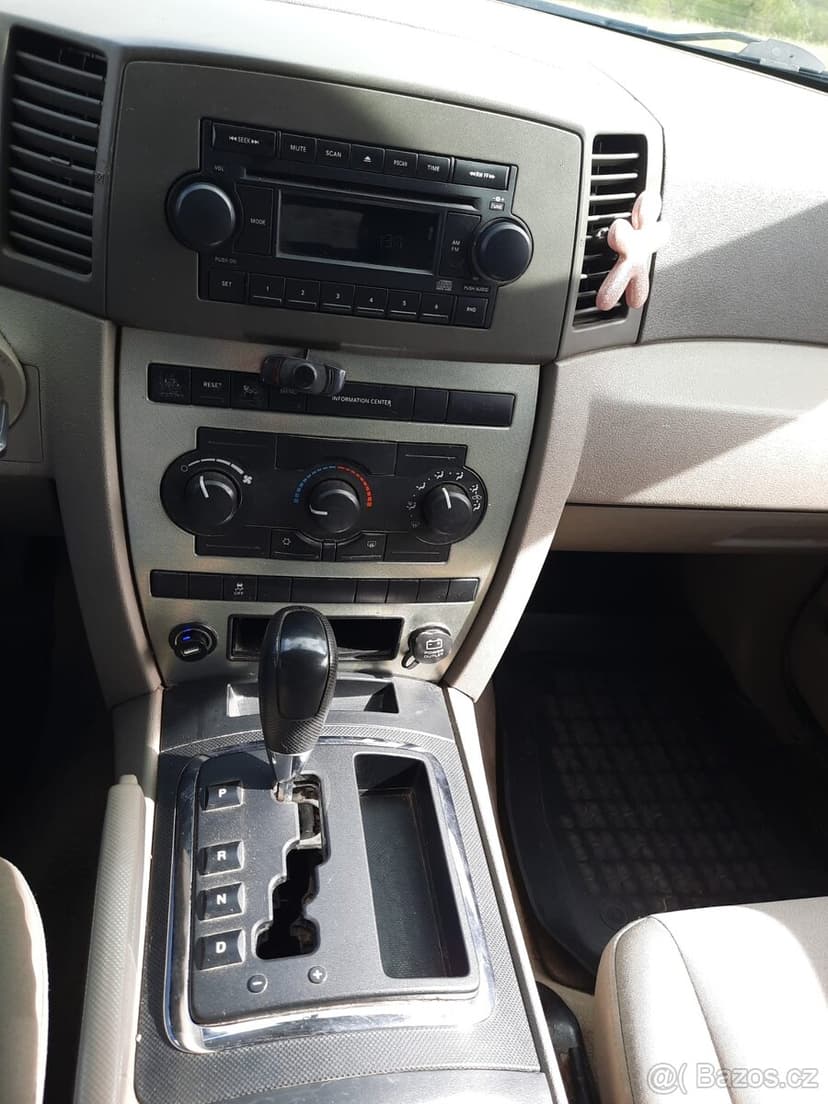 Sleva - Jeep Grand Cherokee 3.7 V6, 2005 – silný offroad