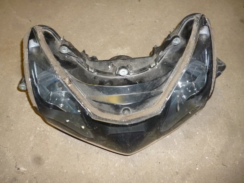 Honda CBR 954 RR Fireblade. Přední světlo.  Rok 2003