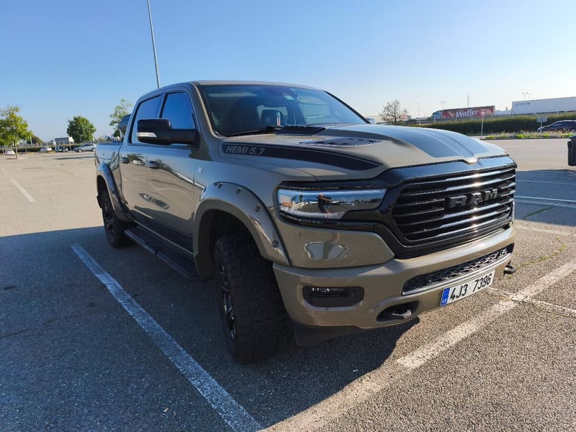 Dodge Ram 1500 Laramie motor 5.7hemi 295 kw.