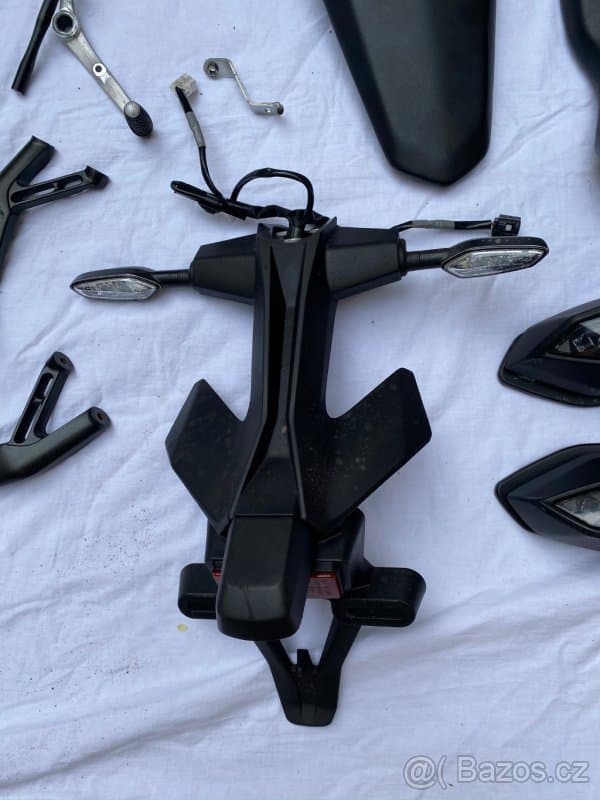 Yamaha R1 2015-2019 stupacky, sedacka, zadni svetlo