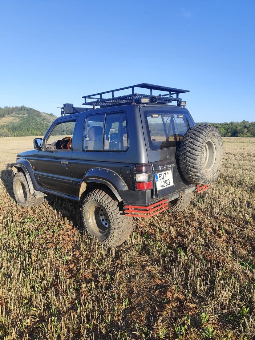 Mitsubishi Pajero Super Select.