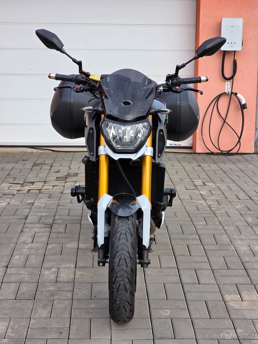 Yamaha MT-09, 2x kufr, plexi, padací rám, doplňky