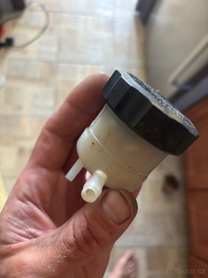 Nadobka brzdove kapaliny na Yamaha R1 98-03 Gsxr 00-03 Zx6R