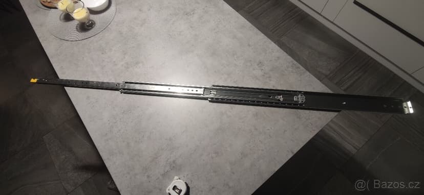 Plnovýsuv kuličkový s aretací , pojezdy pro zásuvky, výsuv