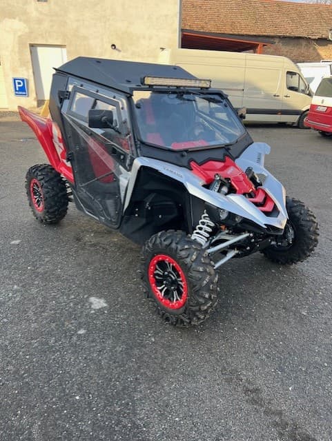YAMAHA YXZ 1000R side-by-side