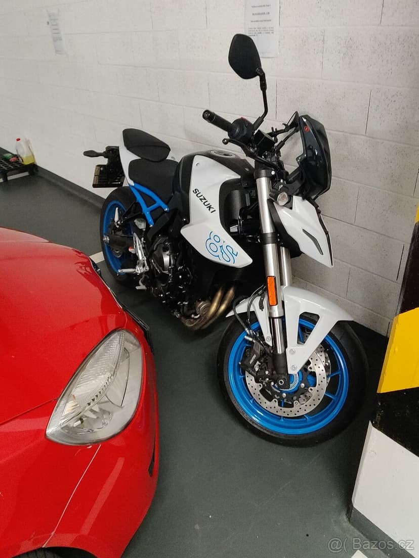 Prodej Suzuki GSX-8S (2024) – 2 350 km + štítek + nosič kufr